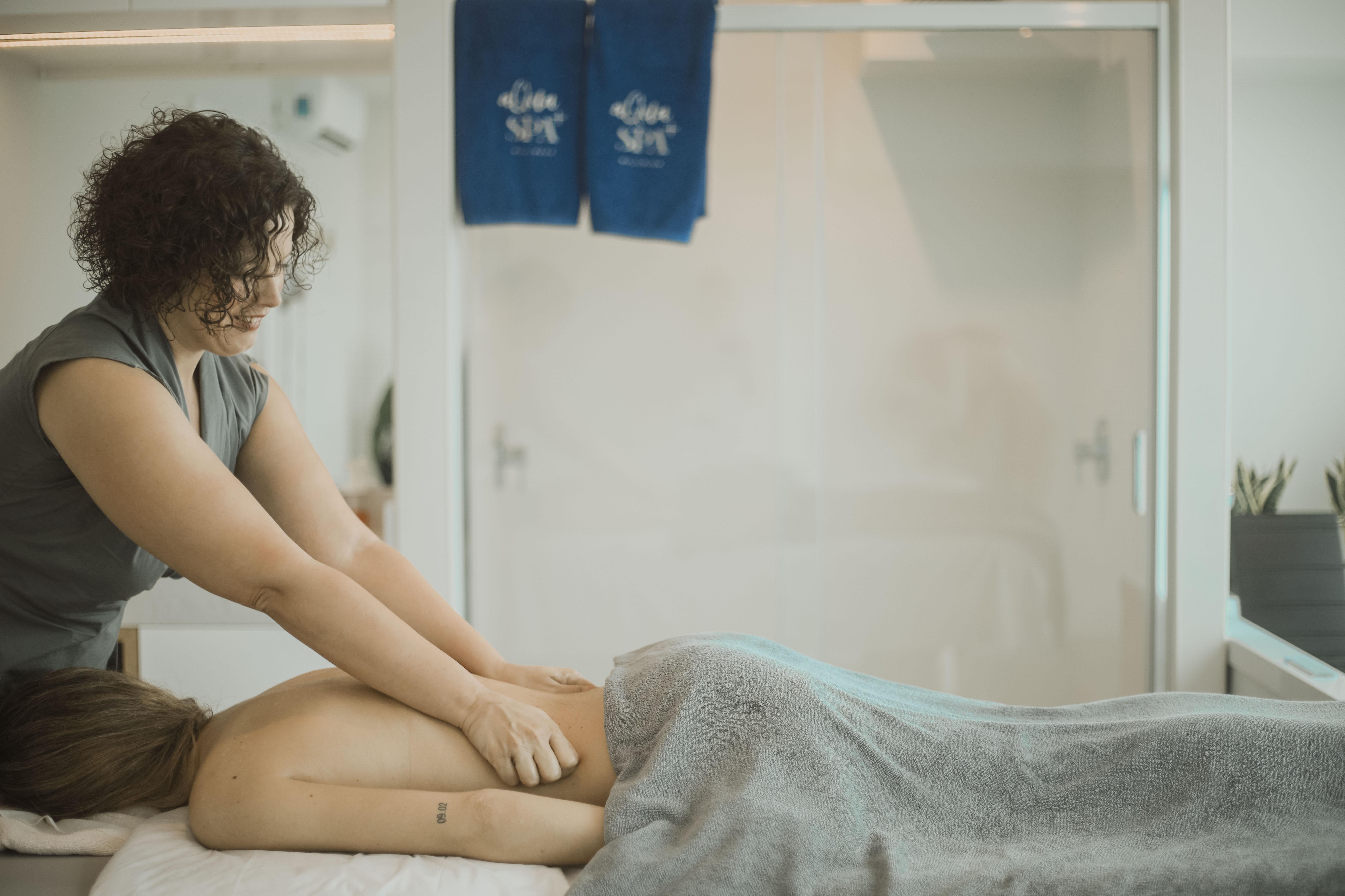فندق وسبا أريسيف غران أرّاثيفي المظهر الخارجي الصورة A massage therapist treating a patient